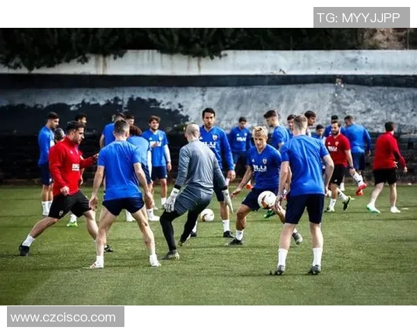 走进赛前场边观感近距离欣赏足球球星独特热身瞬间