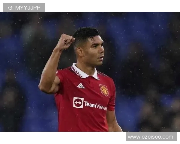 足球球星捶胸庆祝瞬间引热议 从情感宣泄到场上力量的象征